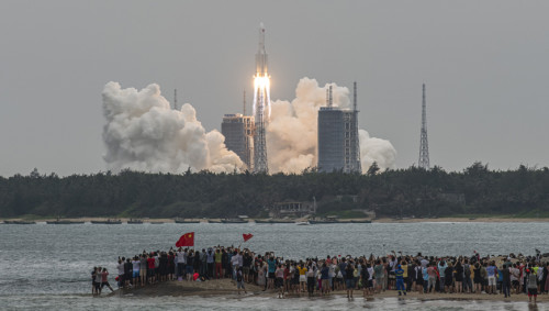 中国首个空间站核心舱天和号在文昌航天发射场发射升空